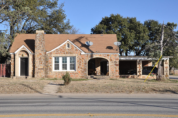 Giraffe House - Comanche County 0006