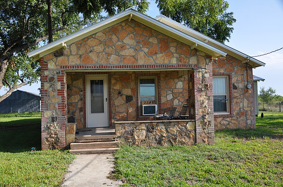 Giraffe House - McCulloch County 0001