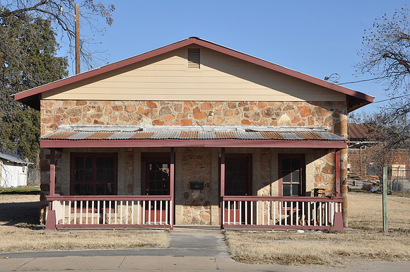 Giraffe House - Comanche County 0005
