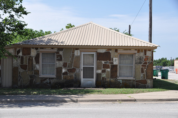 Giraffe House - Mills County 0003a