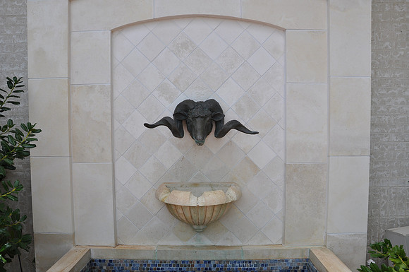 Rambouillet Head Fountain 0001