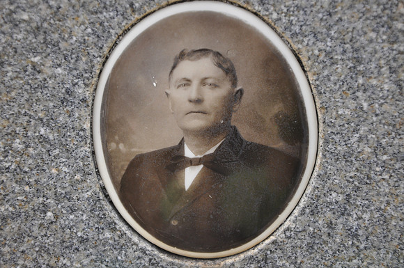 Knesek, Ernest