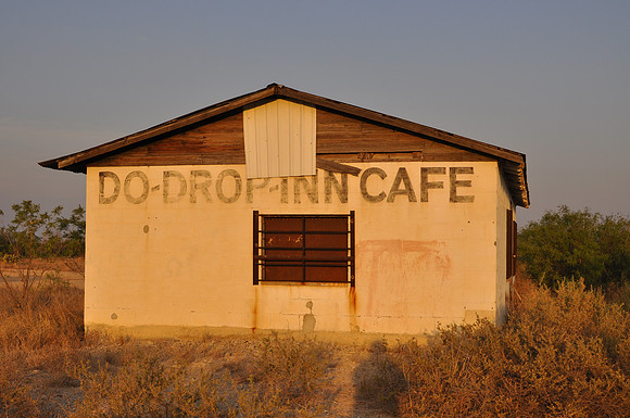 Do-Drop-Inn Café